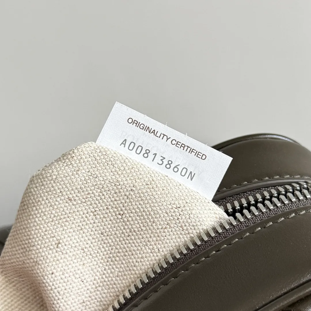 Batch 1820 BOTTEGA VENETA small INTRECCIATO woven camera bag This bv classic camera bag is a further evolution of classic woven technology, combining practicality and fashion, perfectly meeting multi-purpose needs! Classic leather handmade. Lightweight and large capacity. The shoulder strap is removable and adjustable. In addition to being worn cross-body, it can also be placed in the suitcase as a toiletry bag. It is very convenient for daily storage and classification. It also has hanging accessories to show your personality. No matter how complicated the world is, as long as you have a bag with you, everything will become better. Style number: 755923 Size: 24.5*15*6cm